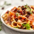 Witlofsalade met parmaham en rozijntjes