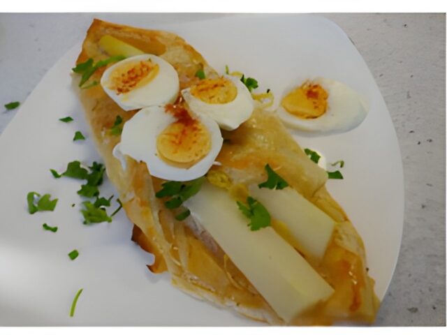 Witte asperges met mascarpone en gerookte zalm in bladerdeeg