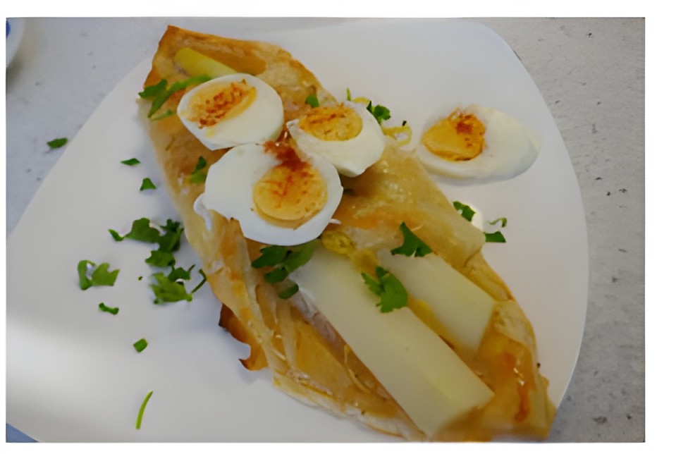 Witte asperges met mascarpone en gerookte zalm in bladerdeeg