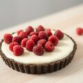 Witte-chocoladetaart met frambozen