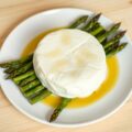 Witte van Rotselaar gesmolten op een bedje van groene asperges