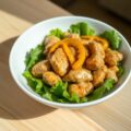 Wok met kip, appel en gele paprika