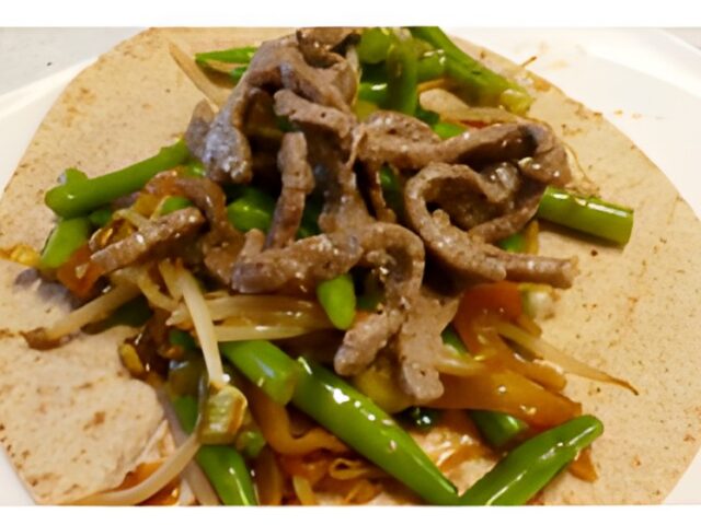 Wraps met Rosbiefreepjes, Groente en een Teriyaki Achtig-Sausje .