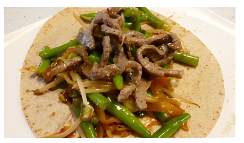 Wraps met Rosbiefreepjes, Groente en een Teriyaki Achtig-Sausje .