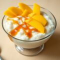 Yoghurt-gemberijs met mango en peperkaramel