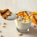 yoghurthangop met gegrilde mango
