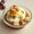 Yoghurtijs met warme honing-druivensaus