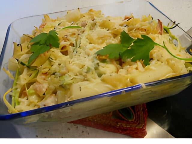 Zalige Aspergeovenschotel met pasta, courgetti en warm gerookte zalm.