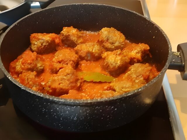 Zalige Mediterrane gehaktballetjes in kruidige tomatensaus met olijven