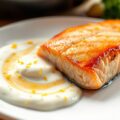 Zalm en yoghurtsaus met citrusrasp
