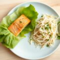 Zalm in een slajasje met dragon-koolsalade