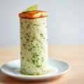 Zalm in een toren van rijst