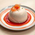 Zalmbavarois met tomatencoulis