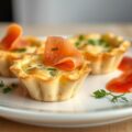 Zalmquiches met room, kruiden en tuinkers