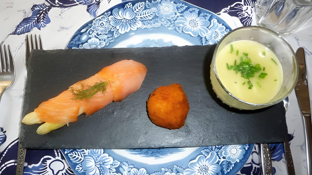 Zalmrolletjes met (kruiden)roomkaas en asperges