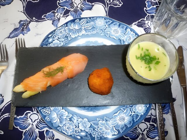 Zalmrolletjes met (kruiden)roomkaas en asperges