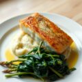 Zeebaarsfilet met aardappelmousseline en gestoofde spinazie