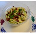 Zelfgemaakte eiersalade met spekjes.