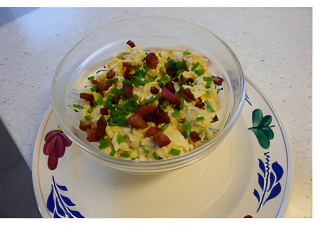 Zelfgemaakte eiersalade met spekjes.