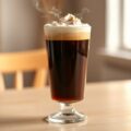 Zoete koffie met marshmallowsschuim