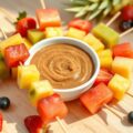 Zoete satédip met zomerfruit-prikkers
