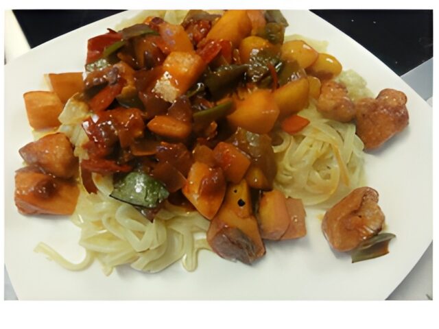 Zoetzure kip uit de wok met groentjes en fruit