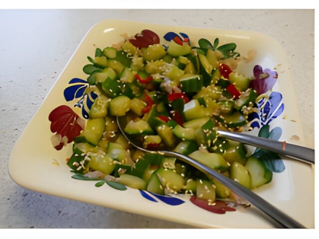 Zoetzure komkommersalade met een Aziatisch Tintje.