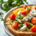 Zomersalade met brood en feta