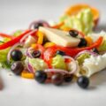 Zomerse salade met Camembert en Coburgerham en per