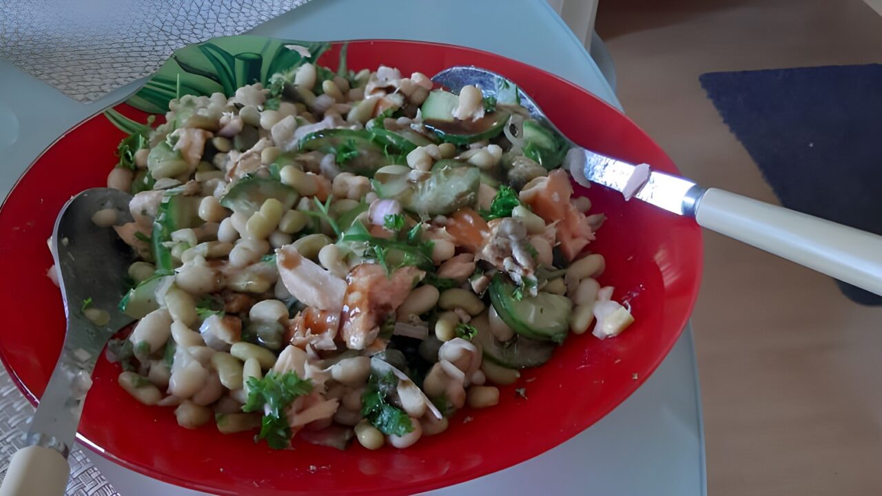 Zomerse salade van witte bonen met warmgerookte zalm