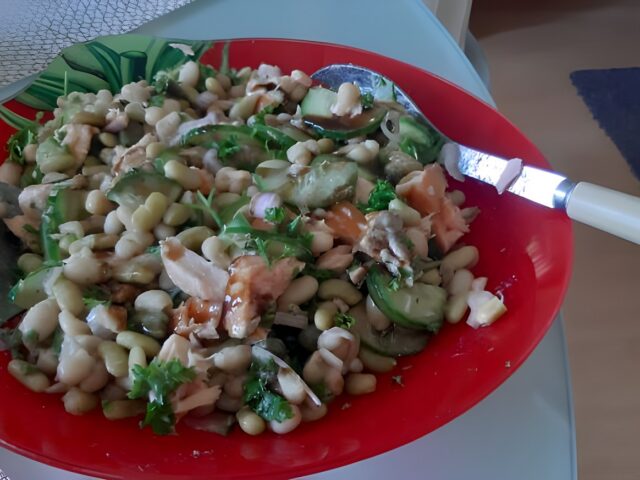 Zomerse salade van witte bonen met warmgerookte zalm