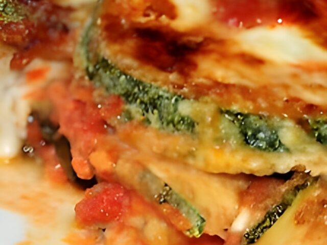Zucchini Parmigiana vegetarische schotel courgette tomaten mozzarella
