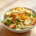 Zuurkoolsalade met gegrilde appel en Leidse kaas