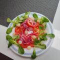 Gemarineerde tomatensalade met verse tonijn
