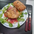 Gemarineerde tomatensalade met verse tonijn