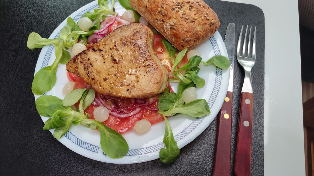 Gemarineerde tomatensalade met verse tonijn, foto 1