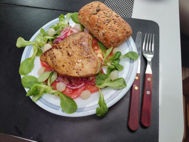 Gemarineerde tomatensalade met verse tonijn