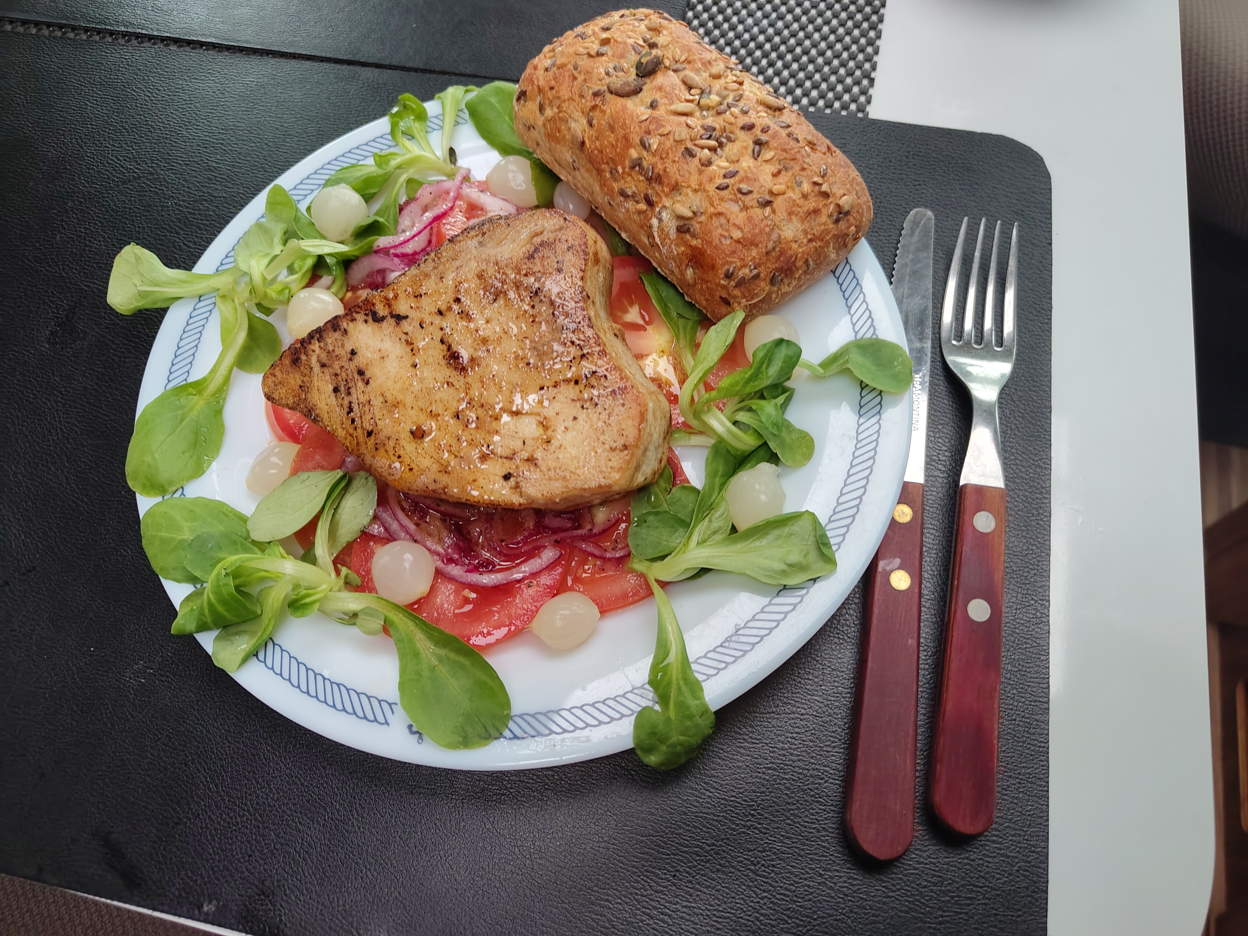 Gemarineerde tomatensalade met verse tonijn