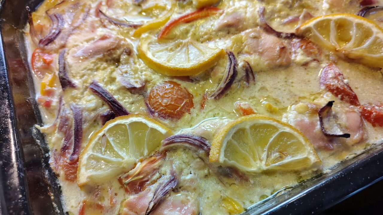 Ovenschotel met kip, paprika en een saus van crème fraîche kippenbouillon, foto 1