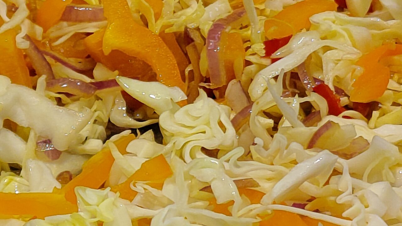 Gewokte spitskool met oranje paprika en mie, foto 2