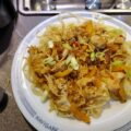 Gewokte spitskool met oranje paprika en mie