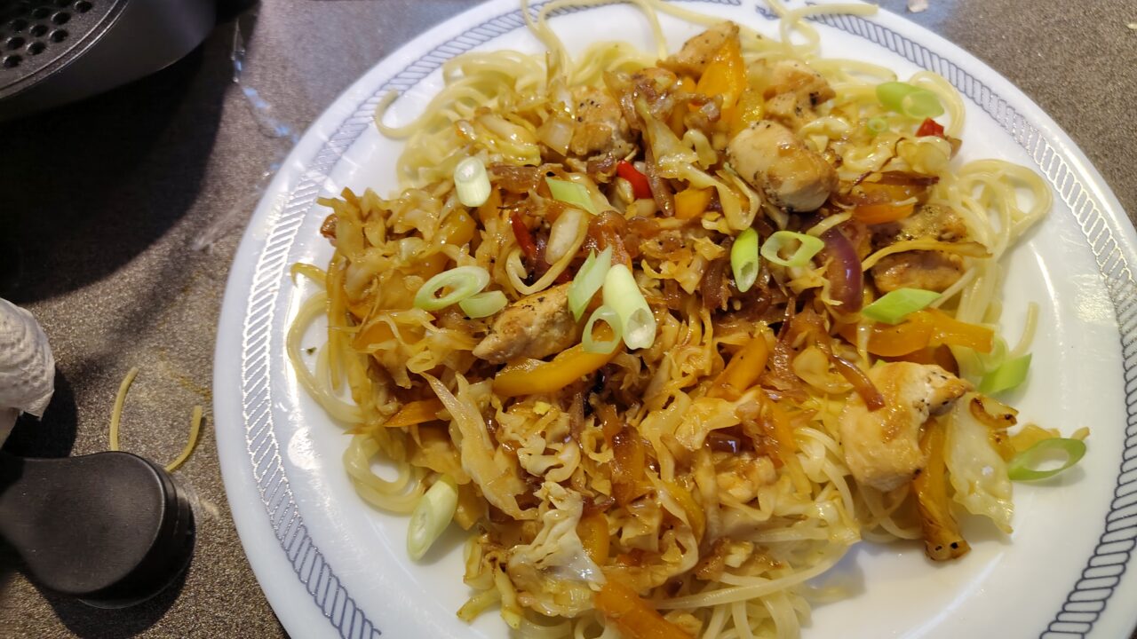 Gewokte spitskool met oranje paprika en mie, foto 1