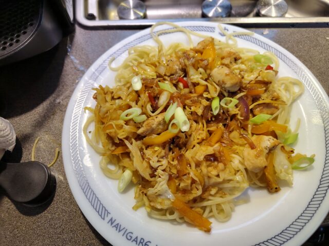 Gewokte spitskool met oranje paprika en mie