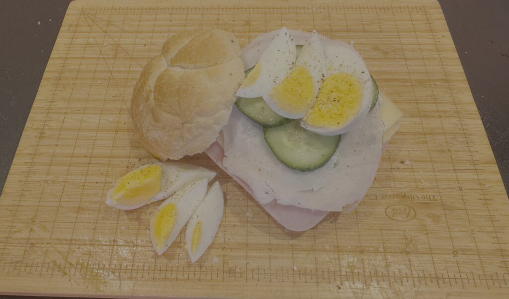 Luxe keizerbroodje met ham, kaas en ei.