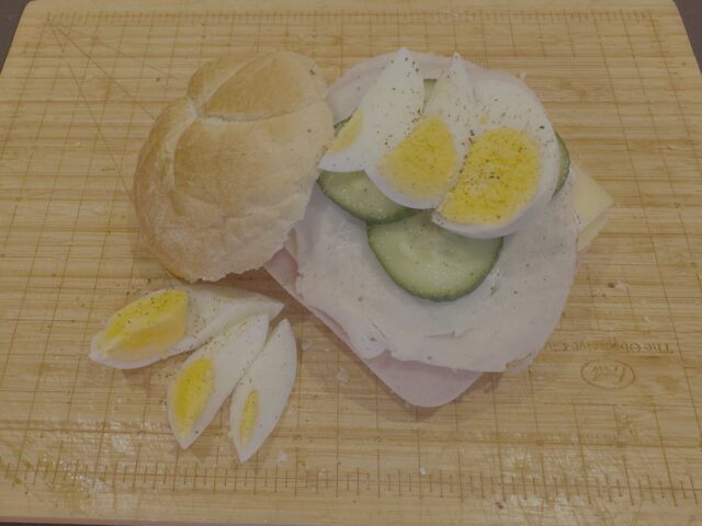Luxe keizerbroodje met ham, kaas en ei.