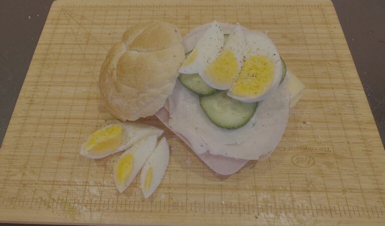 Luxe keizerbroodje met ham, kaas en ei.