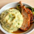 Aardappel- en erwtenpuree met savooikool en varkenskroontje