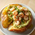 Aardappel met avocado en garnalen