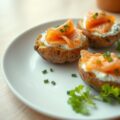 Aardappelen gevuld met gerookte zalm en kruidencrème