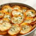 Aardappelplakjes met knoflook en kaas